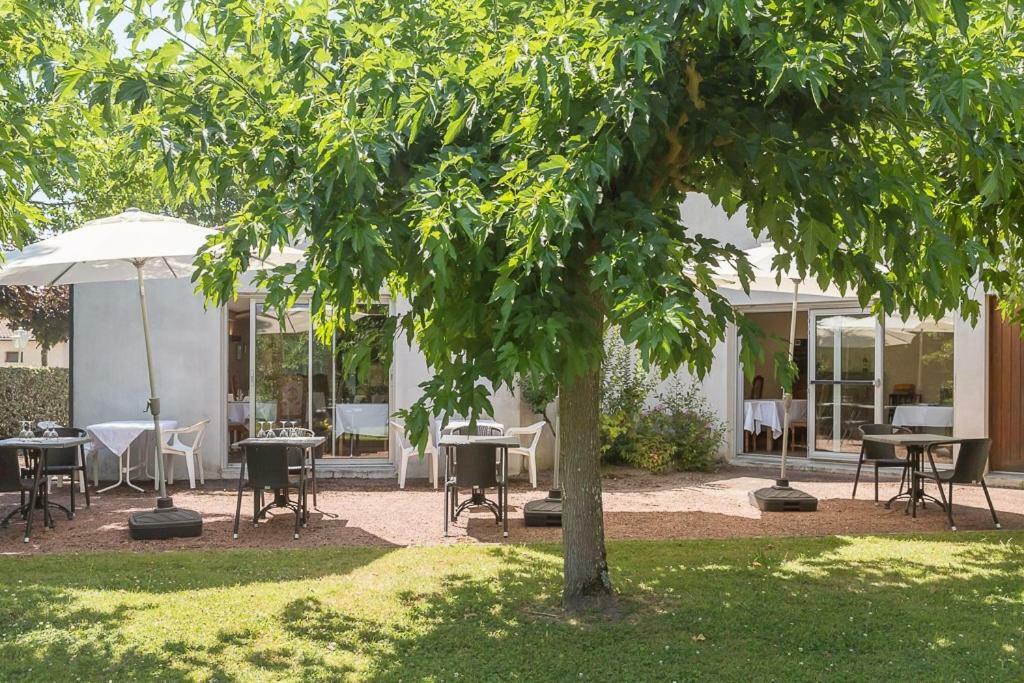 Les Platanes Hotel Etauliers Exterior photo