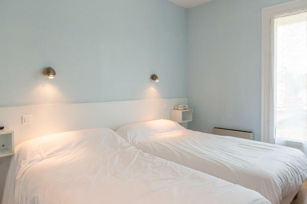 Les Platanes Hotel Etauliers Exterior photo