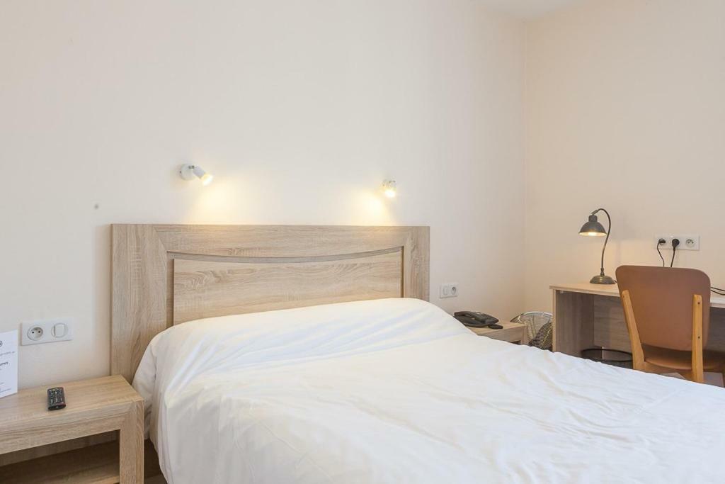Les Platanes Hotel Etauliers Exterior photo